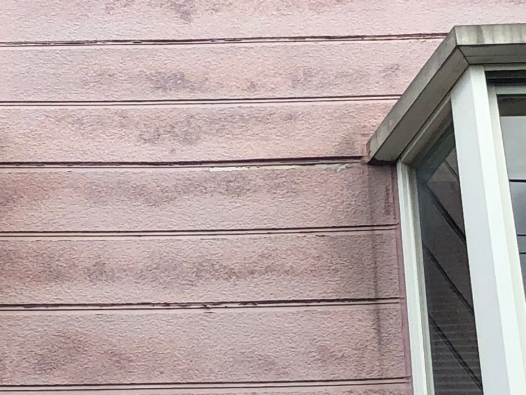 出窓横の外壁の剥離